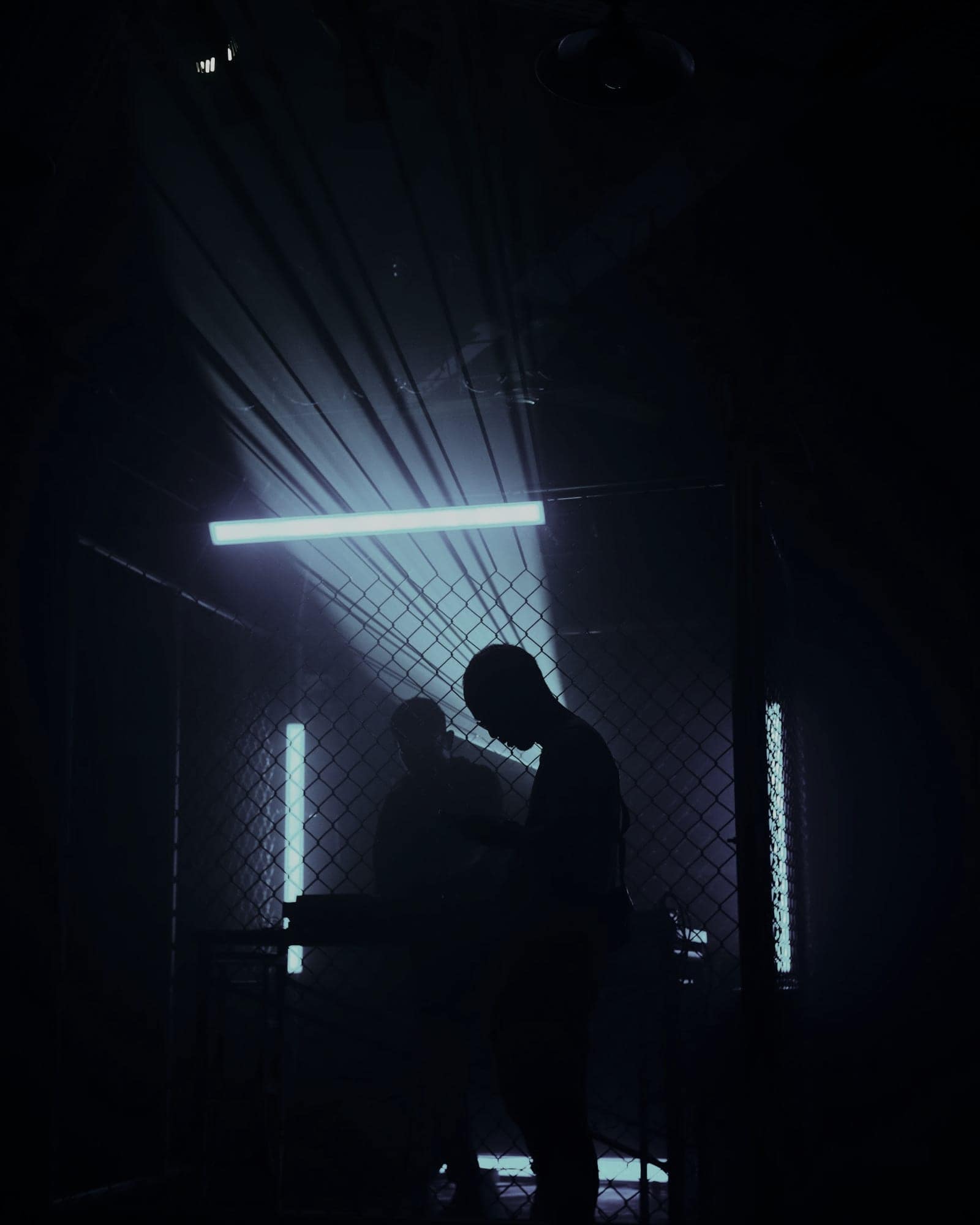 Silhouetten tanzender Menschen in einem dunklen Club