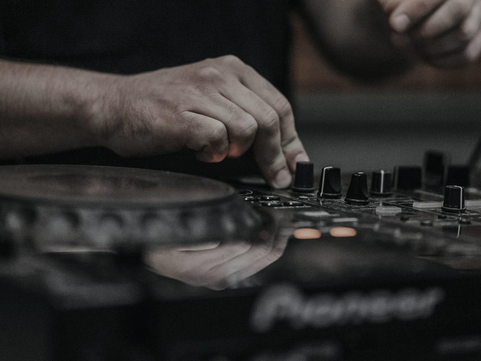 Hände an den Jogwheels eines Pioneer-CDJ-Players