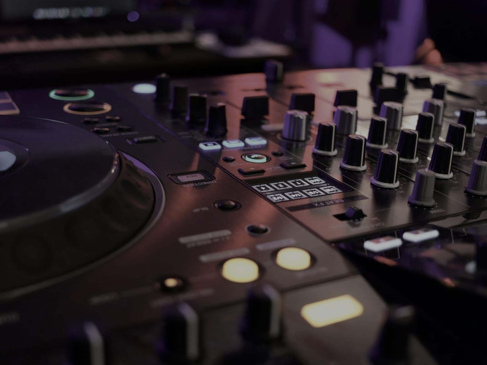 Nahaufnahme eines DJ-Controllers mit beleuchteten Reglern